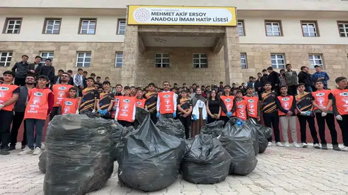 Yüksekova’da gençler temizlik için sokağa indi