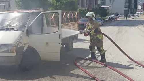 Hatay’da seyir halindeki araç bir anda yanmaya başladı