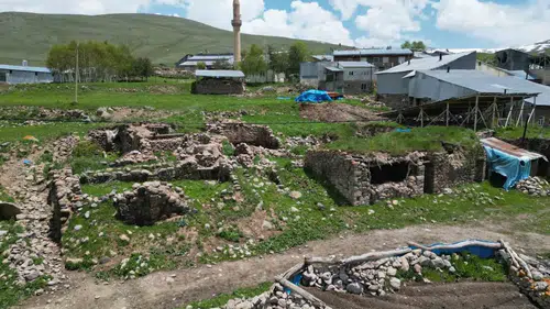 Aziziye’de 69 köydeki eski yapılar temizleniyor