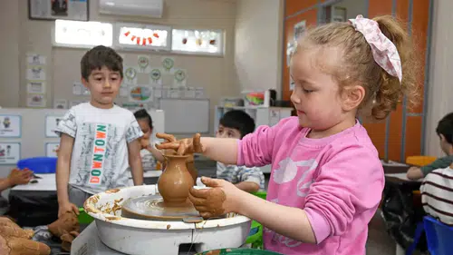 Minik eller çamurla buluştu Osmangazi'de geleneksel sanat atölyesi