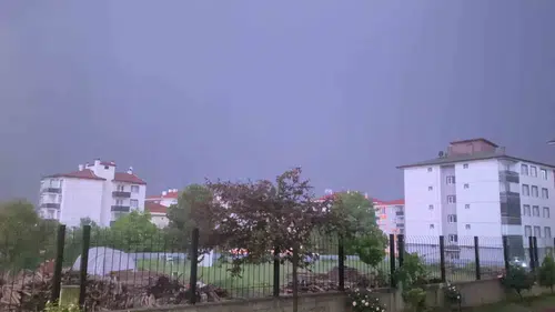 Bolu gecesinde şimşekler şehri mora boyadı