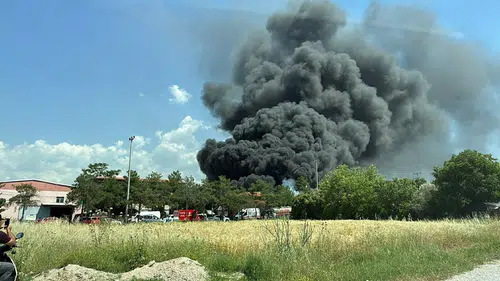 Denizli'de kauçuk fabrikasından yükselen dumanlar şehri sardı