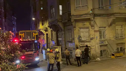 Beyoğlu’nda gece yarısı korkutan çökme