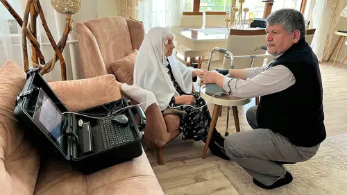 Afyon’da devlet ayağına gitti 87 yaşındaki Emine teyzenin kimliği yenilendi