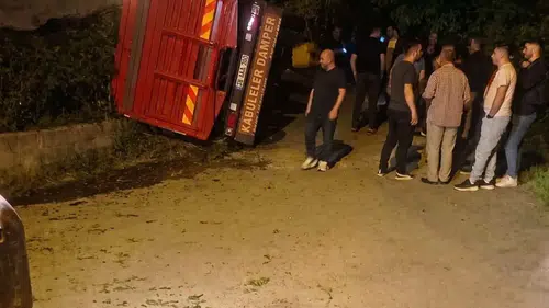 Eynesil'de çay yüklü kamyon devrildi