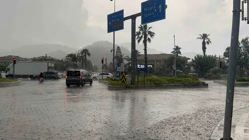 Marmaris’te aniden bastıran sağanak hayatı felç etti