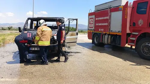 Hassa yolunda seyir halindeki minibüs alevlere teslim oldu