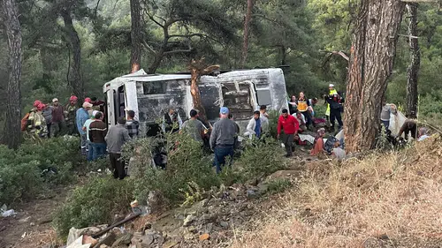 İzmir'de tarım işçilerini taşıyan minibüs devrildi