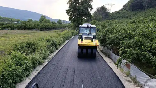 Kaynaşlı Sarıçökek köyünün yolu yenilendi