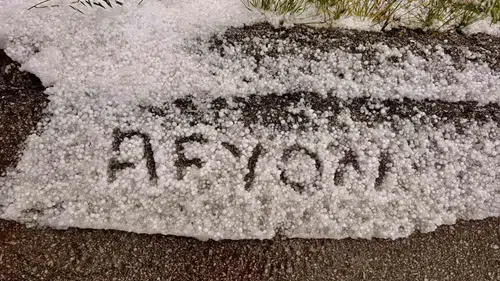 Afyon’da dolu yağışı yolları kışa çevirdi