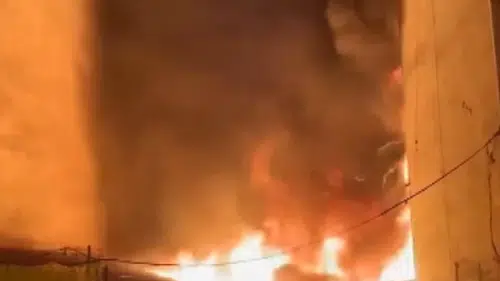 Esenler'de gece yarısı paniği Depodaki alevler binalara sıçradı