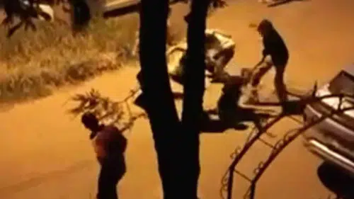 Aksaray parkında bıçaklı kavga kameraya yansıdı
