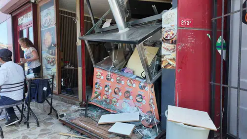 Avcılar'da kontrolden çıkan araç dükkana girdi