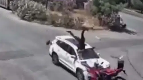 Ehliyetsiz sürücü dehşet saçtı Motosikletli ağır yaralı
