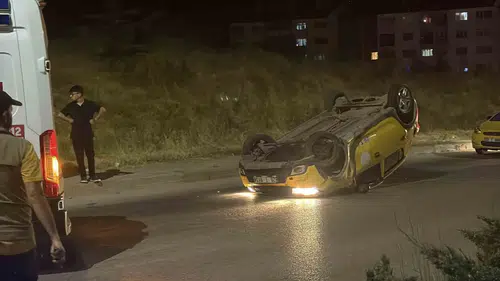 Eskişehir’de ticari taksi virajı alamayınca ters döndü