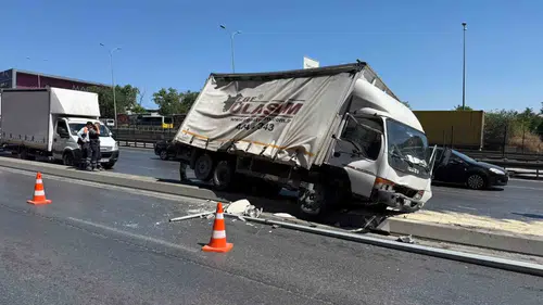 Beylikdüzü yolunda kamyonet kazası trafiği felç etti