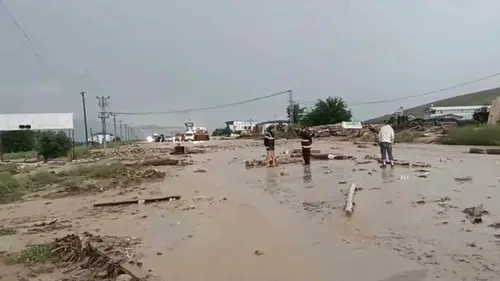 Elazığ’da şiddetli yağış trafiği kesti