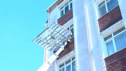 Güngören'de kontrolsüz yıkım iki binayı tehlikeye attı