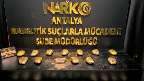 Antalya yolunda aile maskeli uyuşturucu sevkiyatına suçüstü