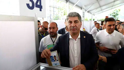 Fenerbahçe başkan adayı Hakan Safi sandık başında
