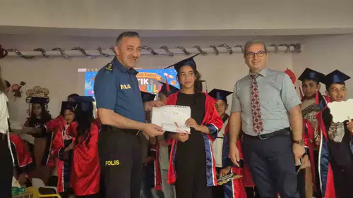 Tekirdağ'da karne günü polis ve öğrenciler bir araya geldi