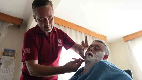 Denizli'de yaşlı ve hastaların imdadına belediye ekipleri yetişiyor