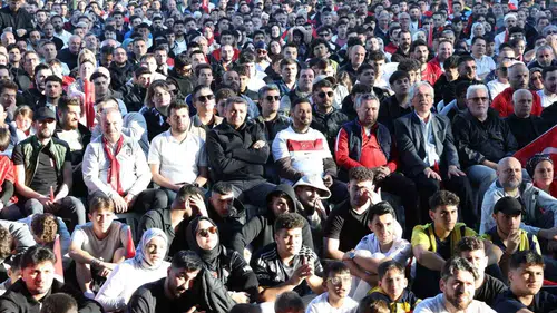 Kâğıthaneliler milli maç heyecanını dev ekranlarda birlikte yaşadı