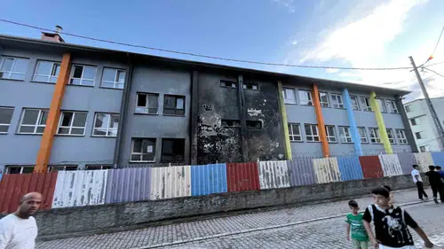 Esenyurt’taki ilkokulun bahçesinde akşam saatlerinde yangın çıktı