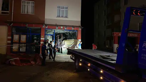 Konya'da karpuz yüklü kamyon markete daldı