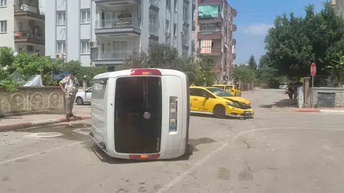 Antalya'da kavşak kazası Hafif ticari araç yan yattı