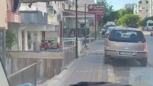 Antalya'da balkon korkuluklarına asılı kalan kişi yürekleri ağza getirdi