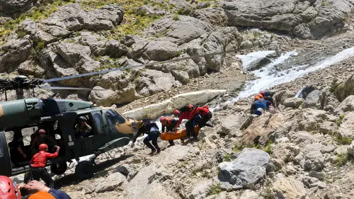 Hakkari'de sarp kayalıklarda mahsur kalan köylüyü helikopter kurtardı