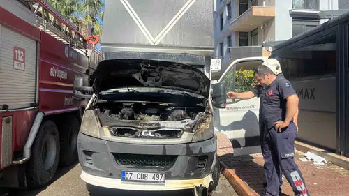 Antalya’da park halindeki nakliye kamyonu alevlere teslim oldu