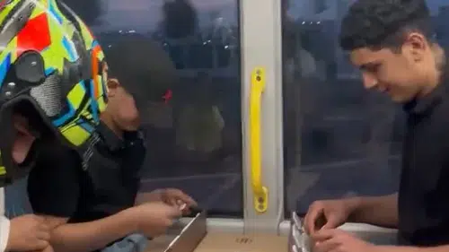 Belediye otobüsünde okey masası kurdular