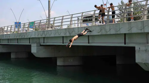 Adana’da kavurucu sıcaklar çocukları ölümle dans ettiriyor