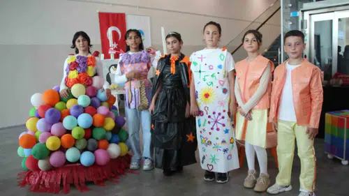 Çöpler podyuma çıktı öğrenciler atıklardan moda yarattı