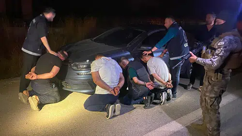 İBB yöneticisini kaçıran çete kıskıvrak yakalandı: Operasyon kamerada
