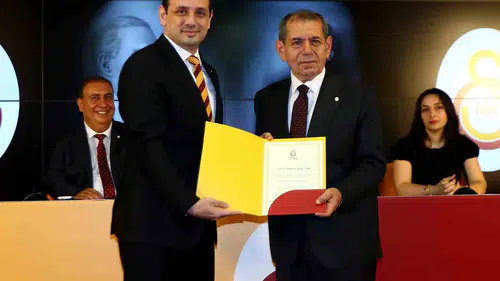 Dursun Özbek Galatasaray’da yeni dönem için mazbatasını teslim aldı