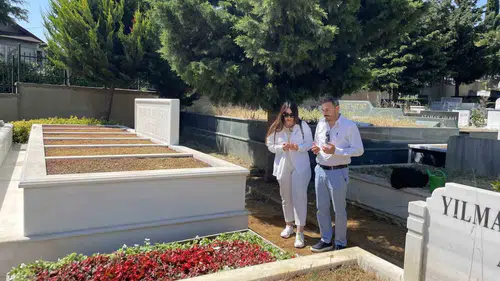 Kadir İnanır sevenleri tarafından Ulus Mezarlığı'nda anılıyor