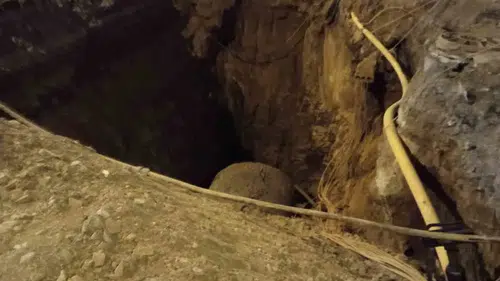 Ataşehir’de ticari taksi inşaat çukuruna düştü