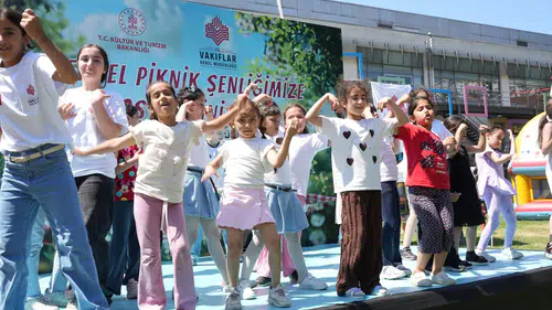 Vakıflardan öğrencilere asırlık gelenekle piknik buluşması