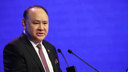 Çin Filipinler Savunma Bakanı ve ailesine kapıları kapattı