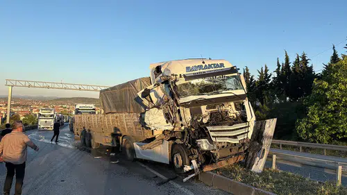 Manisa Kula’da tır kazası trafiği kilitledi