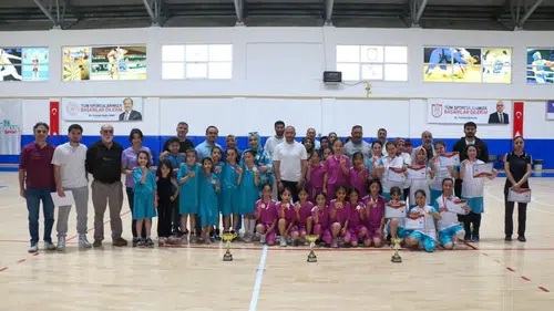 Sivaslı minikler potada şampiyonluk için ter döktü
