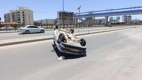 Adıyaman'da kontrolden çıkan otomobil refüje çarparak ters döndü