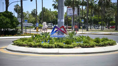 Mersin caddeleri yaz renklerine büründü