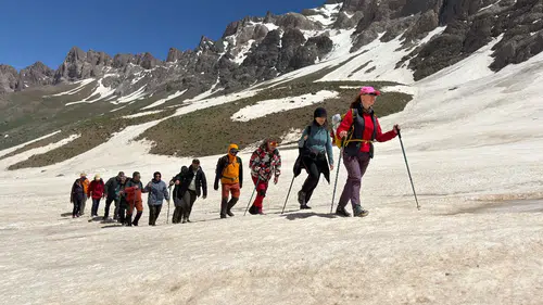 Yüksekova’nın zirveleri doğa tutkunlarını ağırlıyor