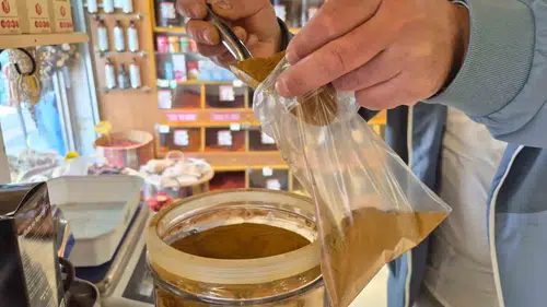 Kenelerden korunmak için piknik sepetine tarçın ekleyin