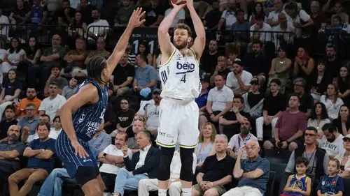 Fenerbahçe Beko nefes kesen maçta Anadolu Efes’i devirdi