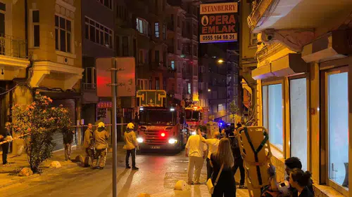 Beyoğlu’nda gece yarısı korkutan bina tahliyesi